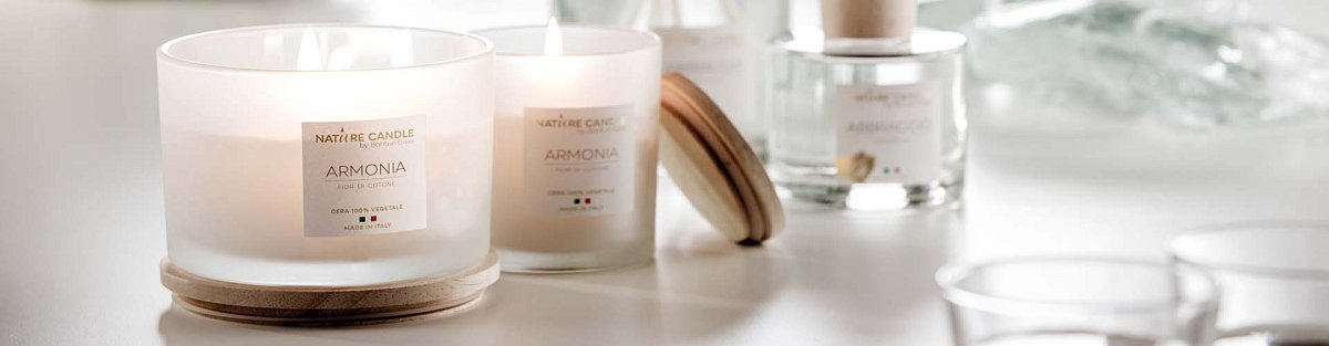 ACCENDI UNA CANDELA PER UN'ATMOSFERA MAGICA PIENA DI FRAGRANZA 